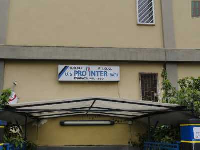 La sede della Pro Inter, nel quartiere Poggiofranco di Bari. Come si legge sulla targa la societ� � stata fondata nel 1950